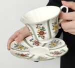 كوب بطابع زهور مع خطوط خضراء