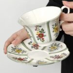 كوب بطابع زهور مع خطوط خضراء
