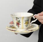 كوب بطابع زهور مع خطوط صفراء
