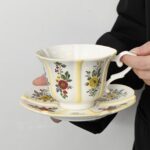 كوب بطابع زهور مع خطوط صفراء