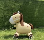 بالون على شكل حصان مع عجلات