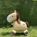 بالون على شكل حصان مع عجلات